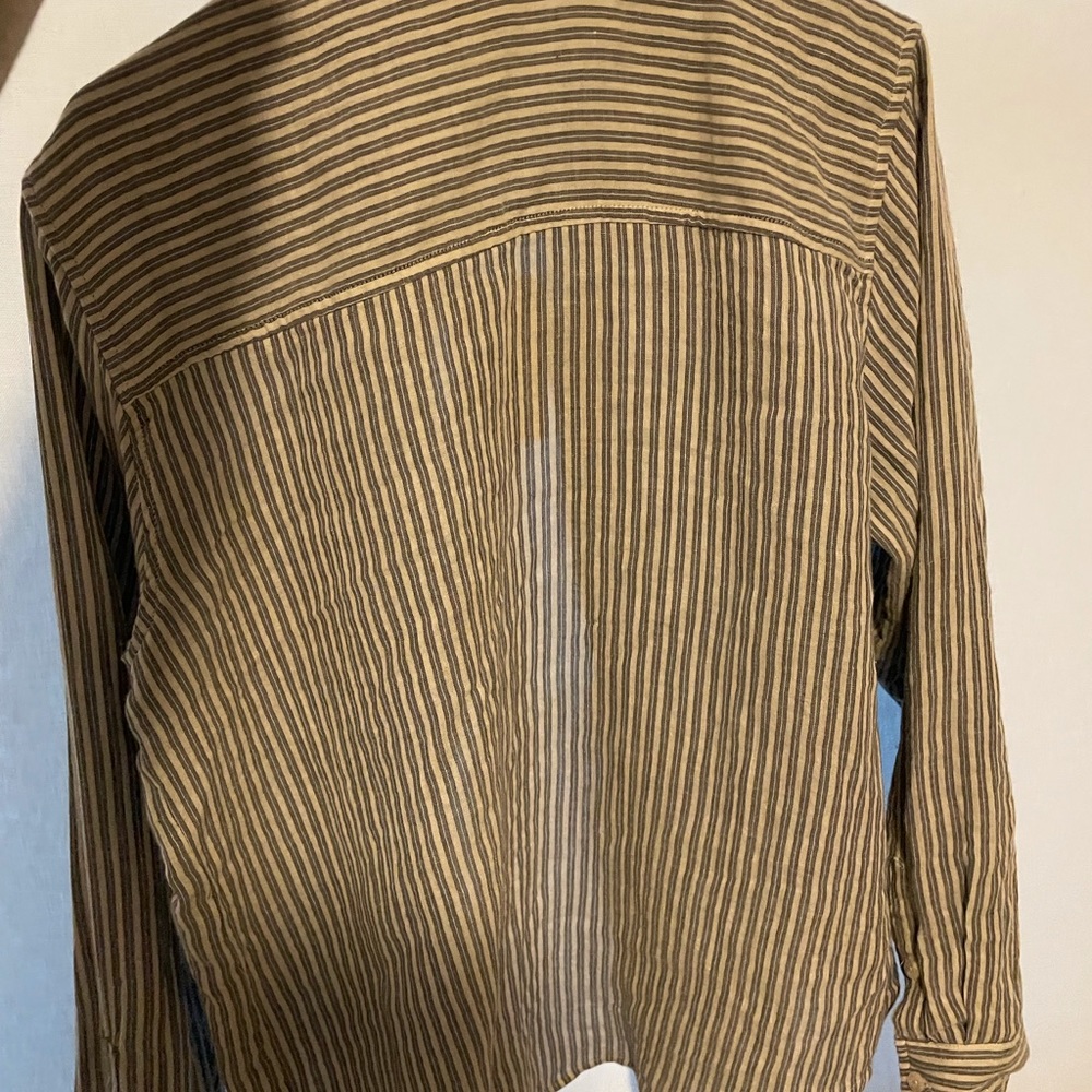 Universal Thread Target Button Striped Button Up - Picture 3 of 4